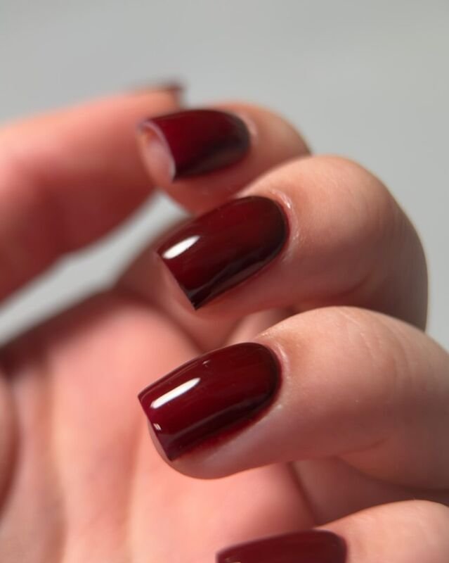Diepdonkerrode gellak op korte nagels