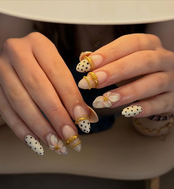 GelX-nagels met gouden details en stippen