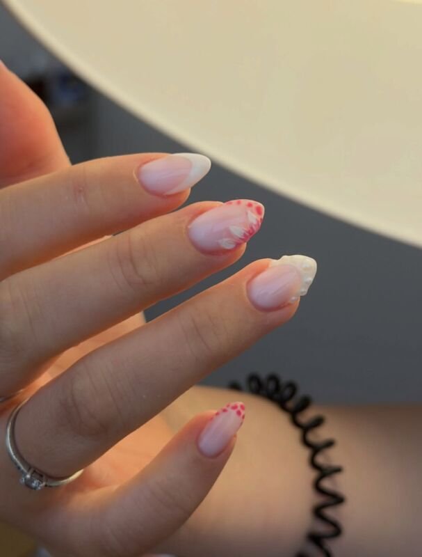 GelX-nagels met french en 3D-detail