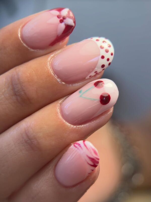 Nailart met french, stippen en bloemen