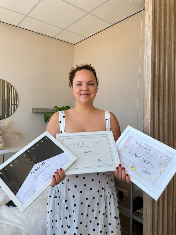Lynde Bols met haar certificaten in de salon